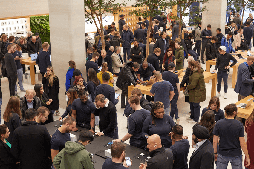 Apple_AirPod-Pro-Launch_London_Interior-Store_10302019_big.jpg.large.png