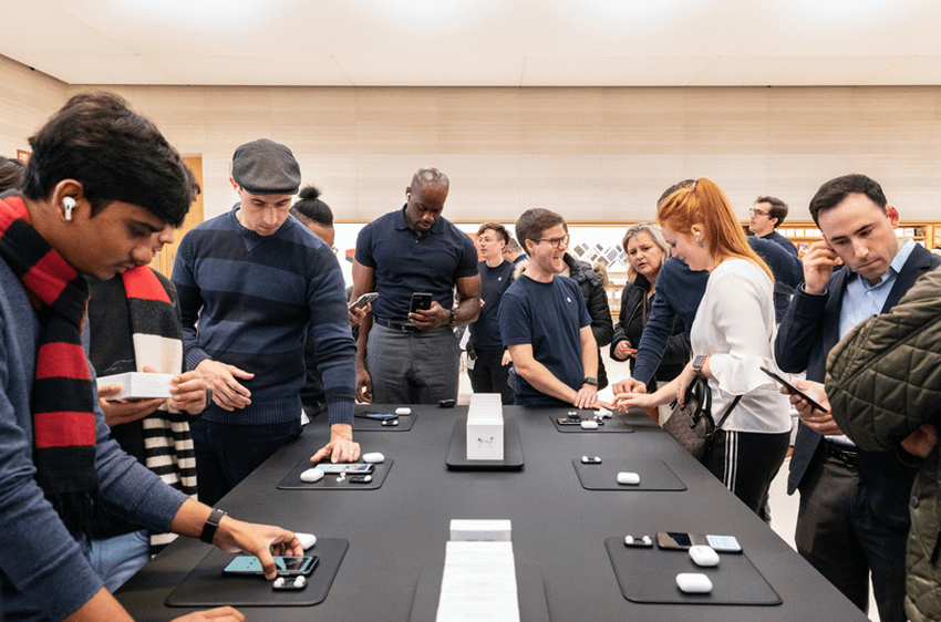 Apple_AirPod-Pro-Launch_NY_AirPods-Pro-Table-Display_10302019_big.jpg.large.png