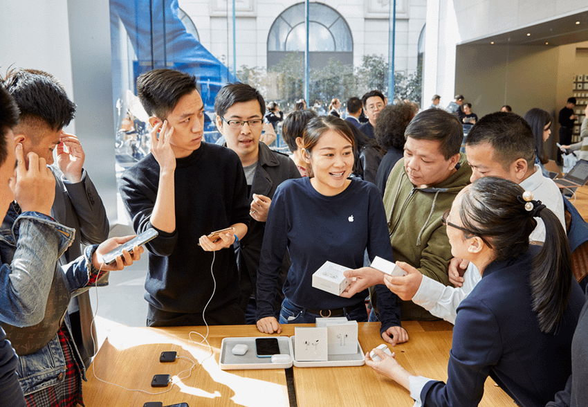 Apple-AirPod-Pro-launch-Shanghai-guests-with-team-member-at-product-table-10302019_big.jpg.large.png