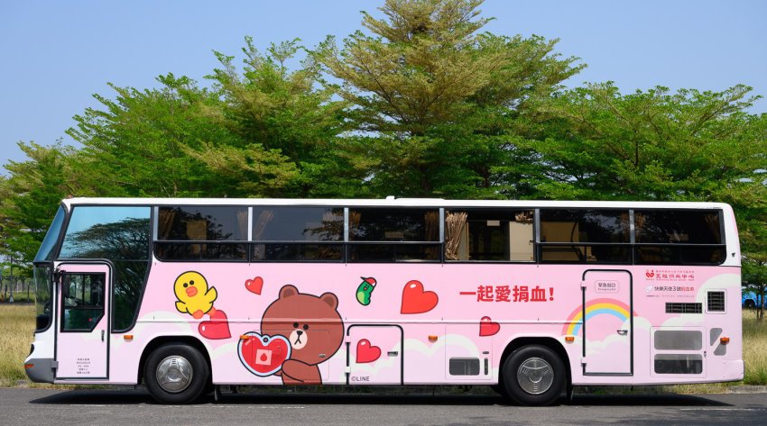 【圖1】位於高雄的 LINE FRIENDS 主題限定捐血車，有吸睛可愛的車體外表.jpeg