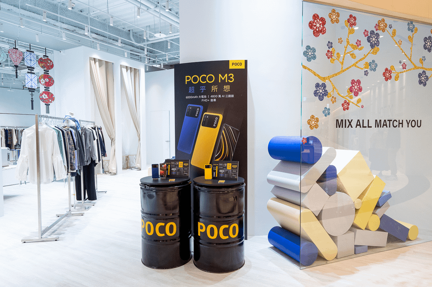 消費者於MiTCH旗艦店內的專屬POCO M3展示櫃位，可拿起潮流手機，自由穿搭國際潮牌的選物衣著，一站式完成「潮流機．潮牌服」的街拍風格.png