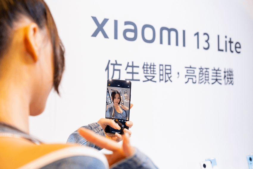 Xiaomi 13 Lite 雙自拍鏡頭與雙柔光燈極致輕薄.png