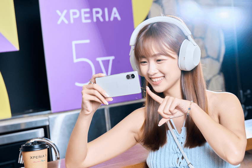 圖說、Xperia 5 V 搭載全新面板傳遞更提升的螢幕品質，內建整合了Sony BRAVIA® 顯示技術的高畫質處理器 ‘ X1™ for mobile ，搭配全新研發的喇叭擴大器，傳遞更沉浸的觀賞體驗！.png