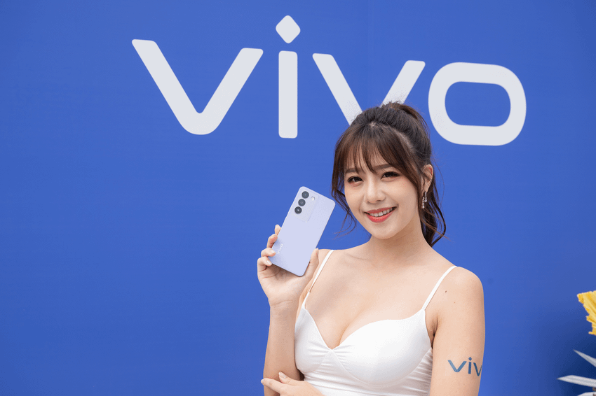 【新聞照片02】vivo Y100 5G全新美學設計，提供兩色選擇，以3D壓紋設計的「莫內紫」，採用EcoFiber生態纖維皮革飾材質，富有抗髒汙、刮痕且耐磨的特性，提供更安心的使用體驗.png