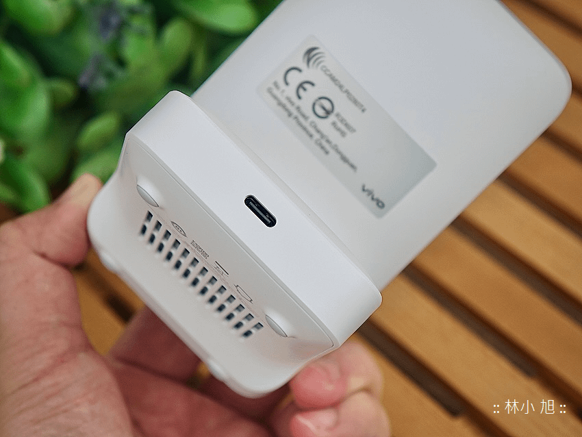 vivo 第二代 50W 立式無線充電座開箱 (ifans 林小旭) (13).png