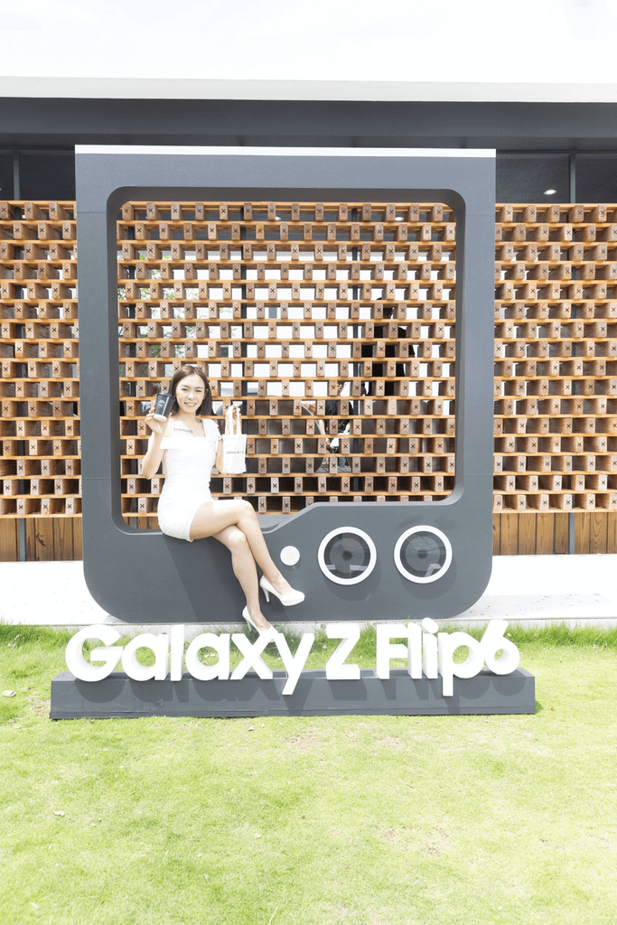 【新聞圖片02】TEN THOUSAND巨型Galaxy Z Flip6打卡裝置，時髦打卡成IG焦點.png