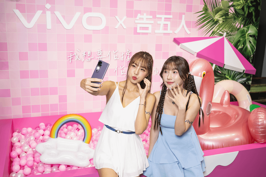 【新聞照片5】vivo V40系列搭載新一代柔光環，以精緻體積提供較前代高3倍的亮度，並透過AI演算進行亮度與色溫的調整，確保色彩真實度與細節清晰度。.png