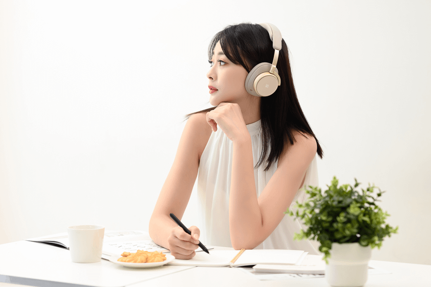 B&amp;O「Beoplay H100」旗艦款頭戴式耳機-配戴情境 (2).png