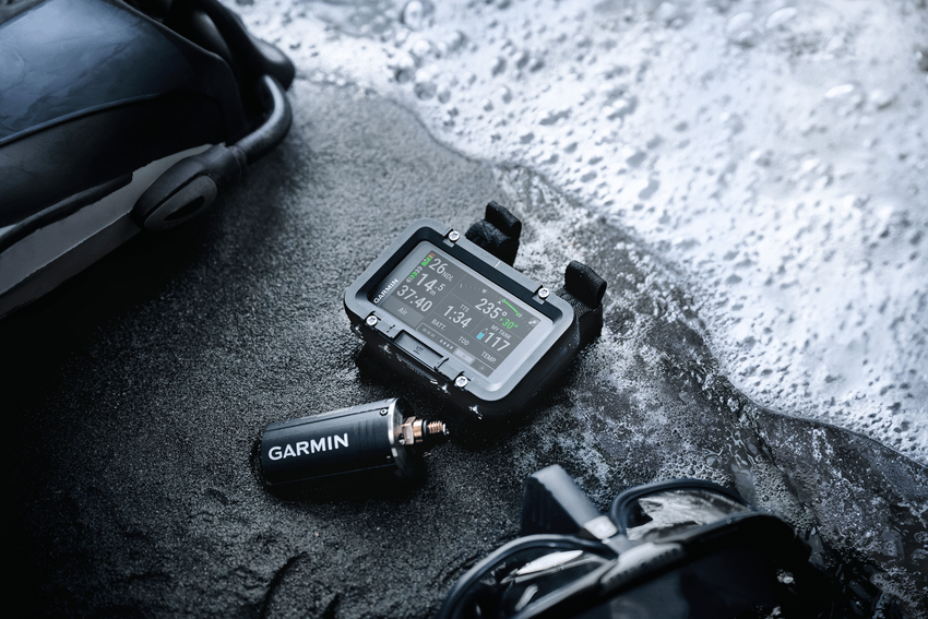 7. Garmin潛水生態系應用，Descent X50i搭配 Descent T2 發射器，能在30公尺內傳送雙向文字訊息，幫助水下溝通.png