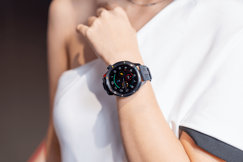 03. Xiaomi Watch S4 亦支援 Xiaomi HyperOS 2 融合裝置中心，當與支援 Xiaomi HyperOS 2 的智慧手機或平板連接時，可直接透過手錶控制 Xiaomi AIoT 裝置，如智慧家電、藍牙耳機等，實現無縫智慧生活新體驗。.png