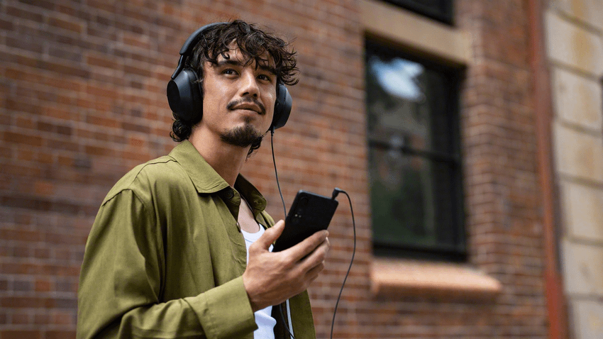 圖七、Xperia 1 VII 承襲 Walkman® 音質工藝，首度於耳機孔添加「金」材質導體，有效降低雜訊，提升整體音質表現。，.png