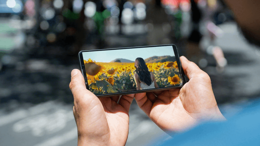 圖六、源自 BRAVIA 顯示技術的精準調校功力，Xperia 1 VII 螢幕亮度提升20%；同時新增機身背部光源感應器，能迅速調整螢幕亮度與色彩，搭配「Sunlight Vision 強光影像增強技術」，即使身處戶外陽光直射環境，也能清楚辨識螢幕內容。.png