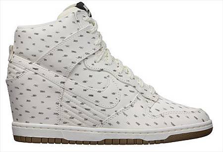 nike-dunk-sky-high-white-print-sneakers