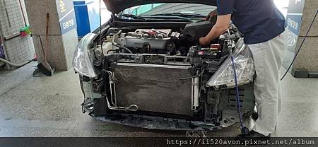 台中市修車廠 日產J32水箱漏水  粉難拆......