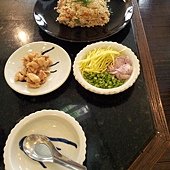 泰式蝦仁炒飯，老師的排盤超美啊~可以配四季豆,洋蔥跟芒果絲，還有甜甜的雞肉一起吃喔! 超美味的