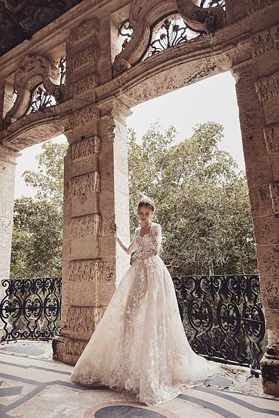 00008-Monique-Lhuillier-New-York-Bridal-Spring-2020-credit-Jennifer-Massaux.jpg