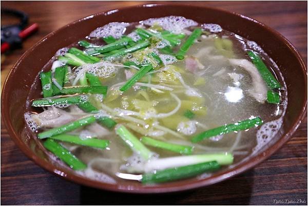 [新竹北區]廟口鴨香飯|飄香多年屹立不搖的鴨香飯，必點半熟荷