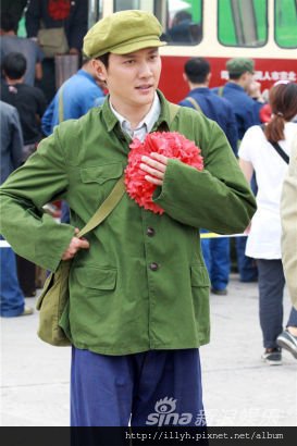 陳陣胸戴紅花奔赴內蒙古