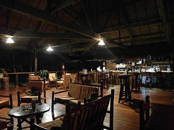 06晚餐：餐廳一角的酒吧.JPG