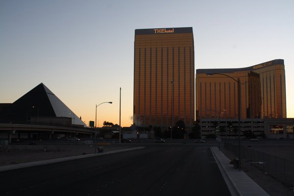 清晨的Luxor&amp;MandalayBay.JPG