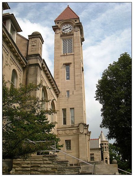 0-11_夏天的印大鐘塔，位於Sample Gate正後方的Student Building.jpg