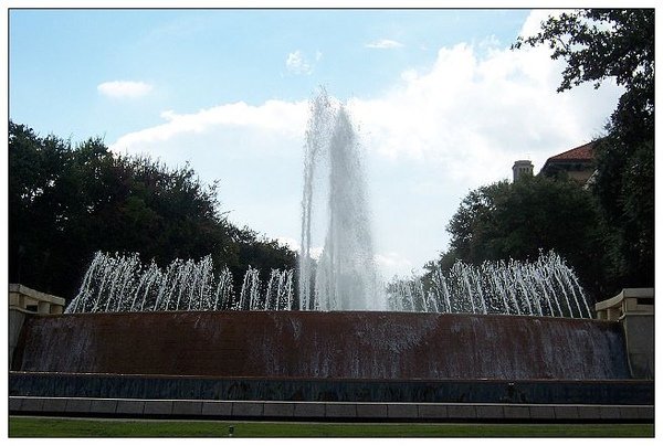 0_1_位於地球科學 (Geology)系館前廣場East Mall Fountain.jpg