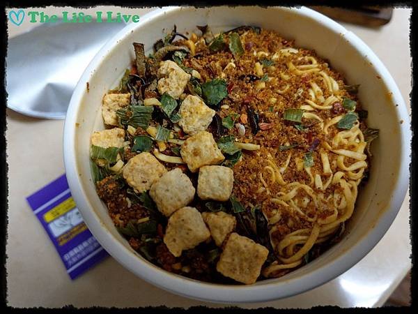 日清NISSIN 四川麻辣雞風味杯麵 002.jpg