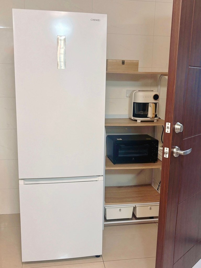 小廚房煥然一新！【奇美電冰箱UR-B330VB】時尚窄身、上