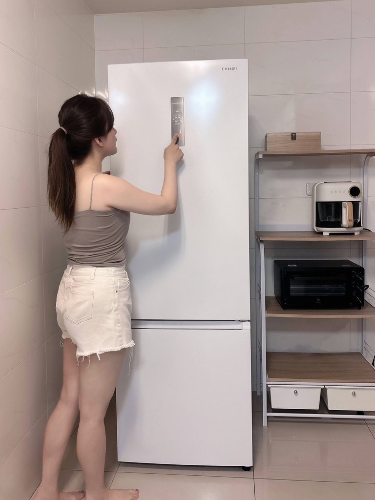 小廚房煥然一新！【奇美電冰箱UR-B330VB】時尚窄身、上