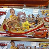 981197 KidKraft Disney Cars Radiator Springs Race Track and Play Table 迪士尼汽車總動員軌道車組 126x86x40公分 90件以上零件 3歲以上 4479 02.jpg