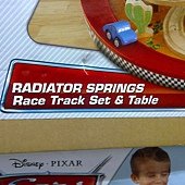 981197 KidKraft Disney Cars Radiator Springs Race Track and Play Table 迪士尼汽車總動員軌道車組 126x86x40公分 90件以上零件 3歲以上 4479 05.jpg