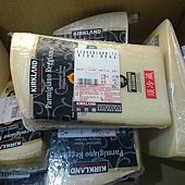 84331 Kirkland Signature Parmigiano Reggiano 帕瑪森蘿吉乾酪 24個月 秤重 每斤855 每塊700-900之間 義大利產 02.jpg