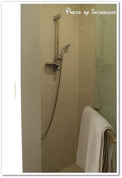 08 BATHROOM.JPG