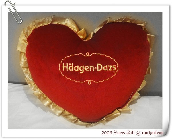 07 Haagen-Dazs 愛心抱枕.jpg