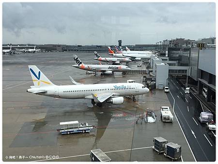 1060510-成田三航-空橋上登機轉松山.jpg