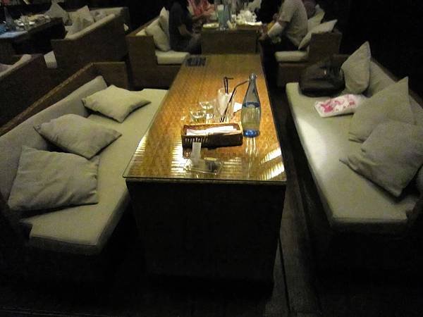 2人坐提供6人沙發 躺下來都沒問題 而且沒有時間限制 超舒服