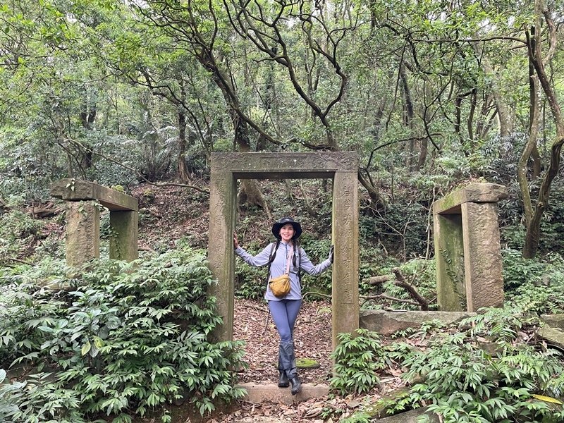 台北士林｜搭公車去爬山｜二刷台版的富士山-陽明山後山磺嘴山生