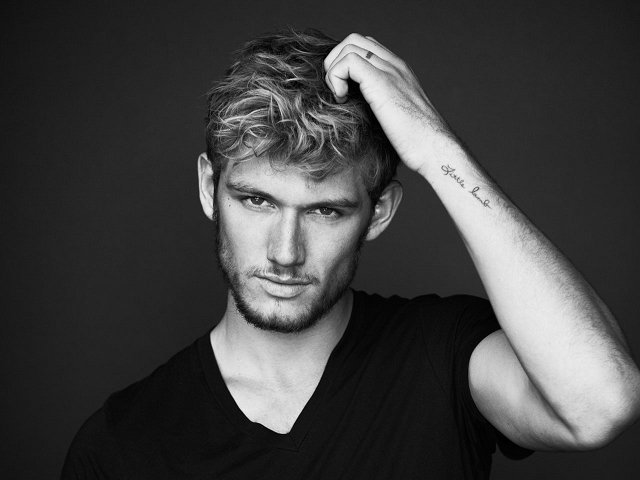 -_-alex-pettyfer-32542833-1280-960