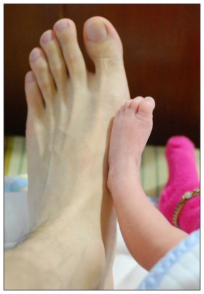 小寶跟爸爸的腳
