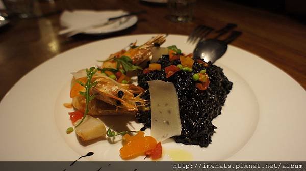 petitpark西班牙墨魚汁燉飯配香煎鑽蝦與干貝.JPG