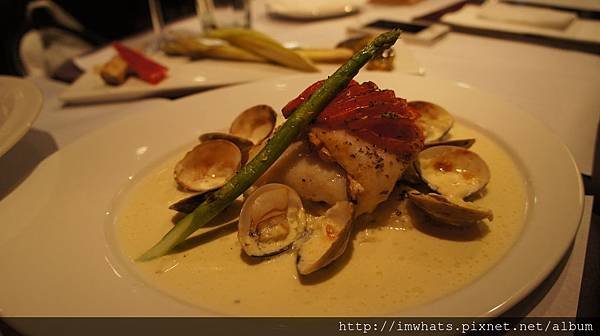 meal and wine爐烤野菇多利魚千層佐奶油蛤蜊醬.JPG