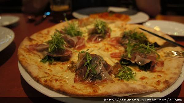 bencottopizza Boscaiola 藍紋乳酪搭蔬菜牛肝菌菇.JPG