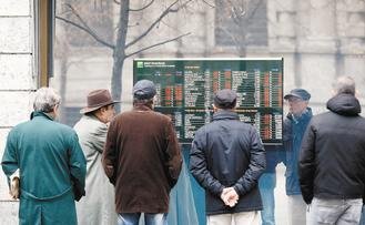 義大利債台高築，股市不安、經濟衰退，米蘭一家銀行外，行人駐足看股市行情。.jpg