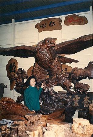 老鷹在三義最具代表性1990年代三義師父刻的老鷹可是以貨櫃...