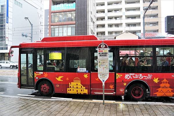 縮景園站前的公車上，一對外國母子向下車的我們揮手道別。(攝影-汪資凱).JPG