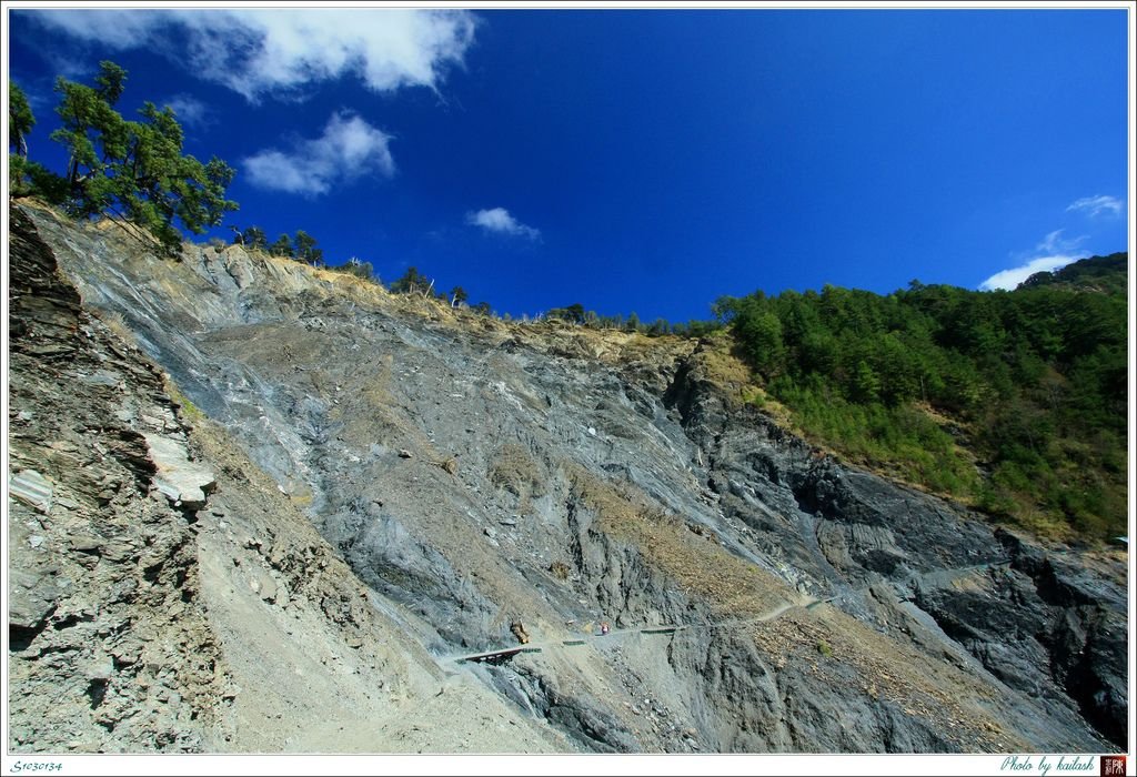 S1030134險象環生的崩壁【能高越嶺古道】.jpg