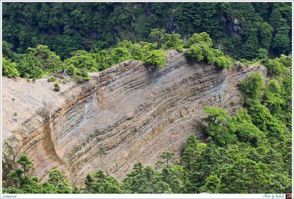 S1060720紋理壯麗的岩層【小霸尖山】