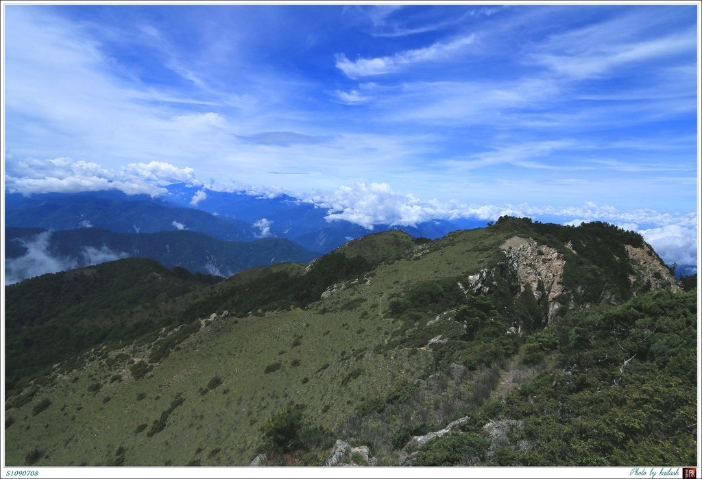 S1090708山巔的黛綠草原【卓社大山】.jpg