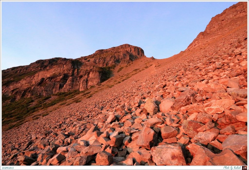 S1091015夕暉下的碎石坡【雪山主峰】.jpg