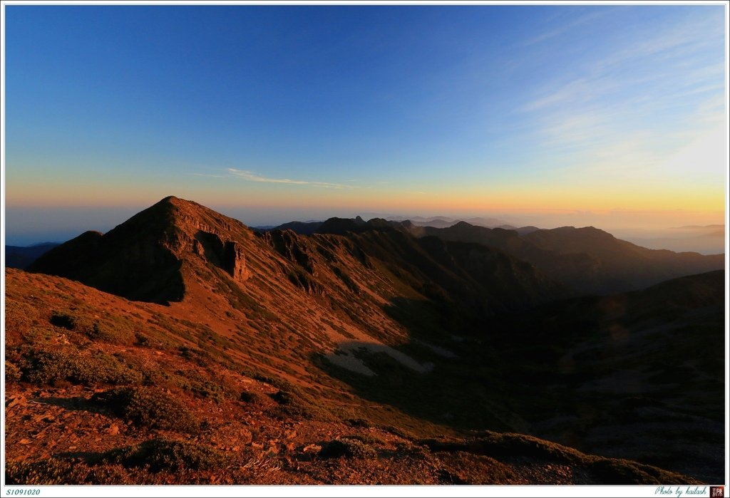 S1091020晨曦揮灑的圈谷【雪山主峰】.jpg